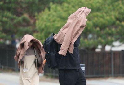 23일 광주와 전남 지역은 오전까지 비가 내릴 것으로 예보됐다. 사진은 지난 20일 서울 종로구 경복궁 인근에서 외국인 관광객들이 겉옷으로 비를 피하고 있는 모습. 연합뉴스