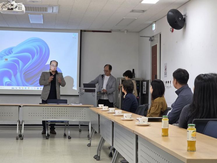 라익권 AI융합미디어학과 학과장이 AI를 활용한 영상 제작 및 미디어 창업 등을 설명하고 있다. 신경주대 제공