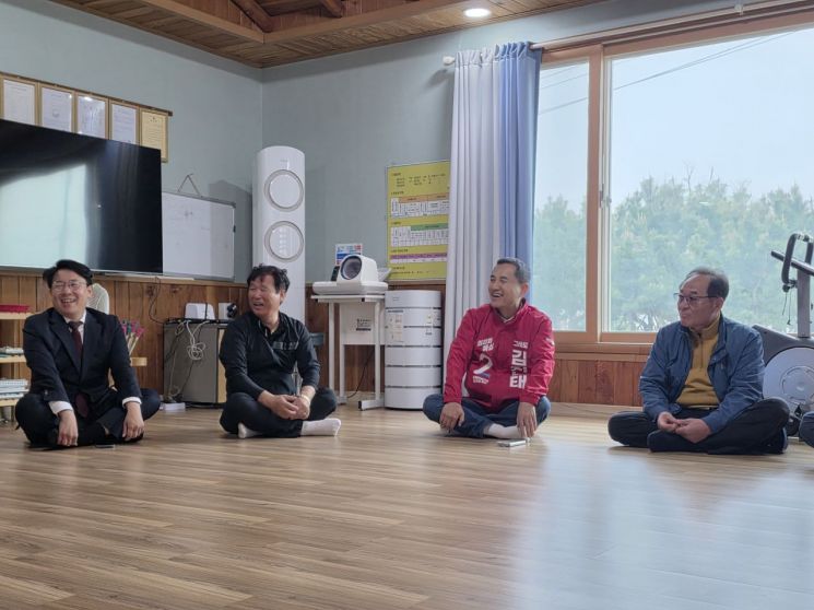 김진태 강원특별자치도지사 후보가 21일 현장 밀착형 행보인 '회관일기'의 다섯 번째 여정을 양양군 손양면 수산리어촌마을회관에서 이어갔다. 김진태 후보 제공