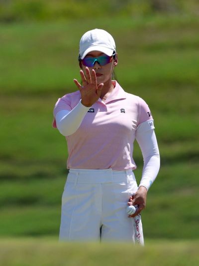 지난달 블루베이 LPGA에서 우승한 이미향은 손가락을 이용해 그린 경사를 읽는다. AFP연합뉴스
