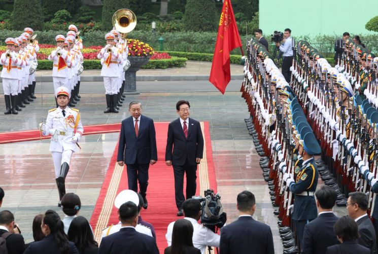 President Lee Jae-myung and Vo Van Thuong, Secretary General of the Communist Party of Vietnam and President, are reviewing the honor guard at the official welcoming ceremony held on the 22nd (local time) at the Presidential Palace in Hanoi. Photo by Yonhap News