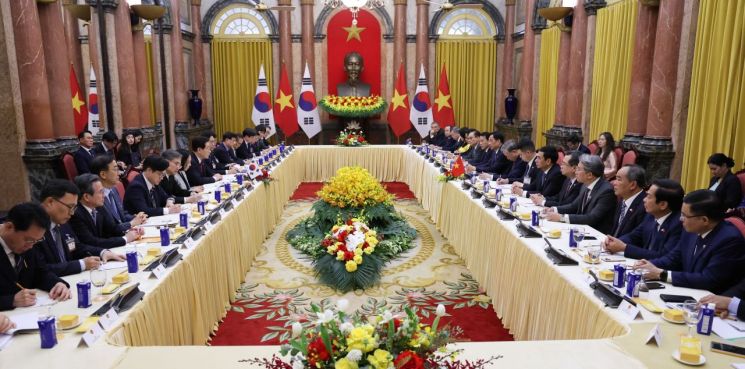 이재명 대통령과 또 럼 베트남 공산당 서기장 겸 국가주석이 22일(현지시간) 하노이 주석궁에서 확대정상회담을 하고 있다. 연합뉴스