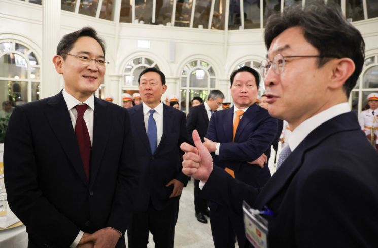 이억원 금융위원장(오른쪽)이 22일(현지시간) 베트남 하노이 영빈관에서 열린 이재명 대통령 환영 국빈만찬에서 이재용 삼성전자 회장(왼쪽부터), 신동빈 롯데그룹 회장, 최태원 SK그룹 회장과 대화하고 있다. 연합뉴스