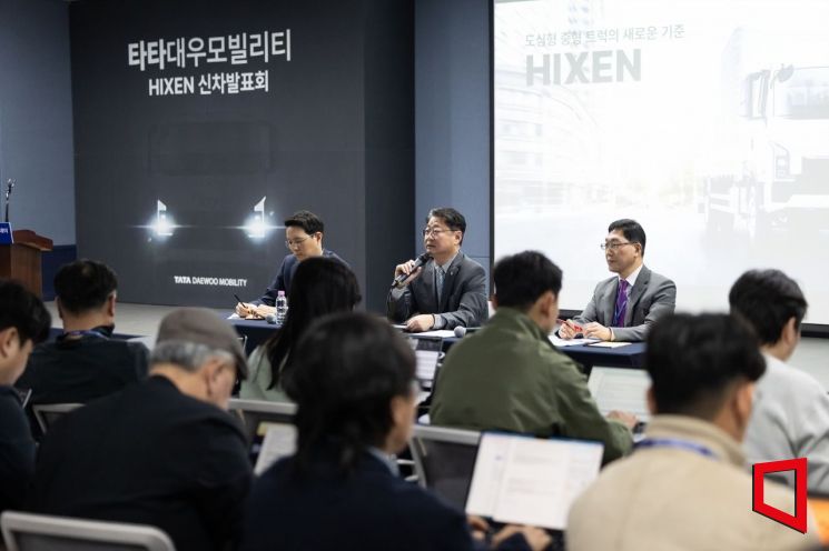 김태성 타타대우모빌리티 대표(가운데)가 22일 군산공장에서 열린 '하이쎈' 출시 기념식에서 발언하고 있다. 타타대우