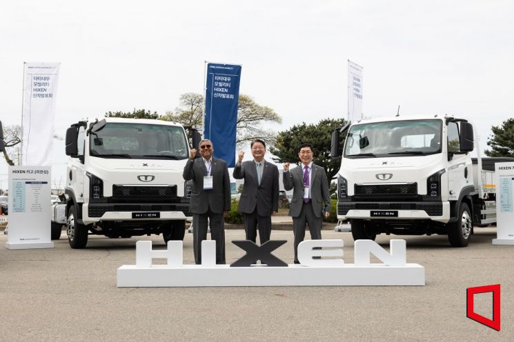 김태성 타타대우모빌리티 대표(가운데)가 22일 군산공장에서 열린 '하이쎈' 출시 기념식에서 아닐 신하(Anil Sinha) 타타대우 부사장(왼쪽), 황춘화 연구소장과 기념촬영을 하고 있다. 타타대우