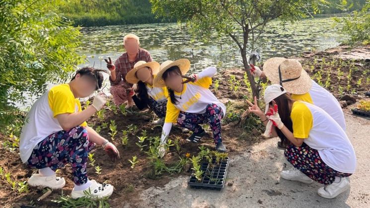 20대 대학생들이 농촌 활동을 하고 있다. 로컬 엔터테인먼트 업타운