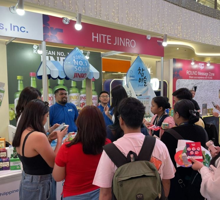필리핀 마닐라 게이트웨이 몰(Gateway Mall) 진로(JINRO) 브랜드 부스. 하이트진로 제공.