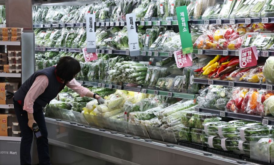 서울 시내 주유소 모습(왼쪽)과 마트에 채소가 진열돼 있는 모습. 연합뉴스