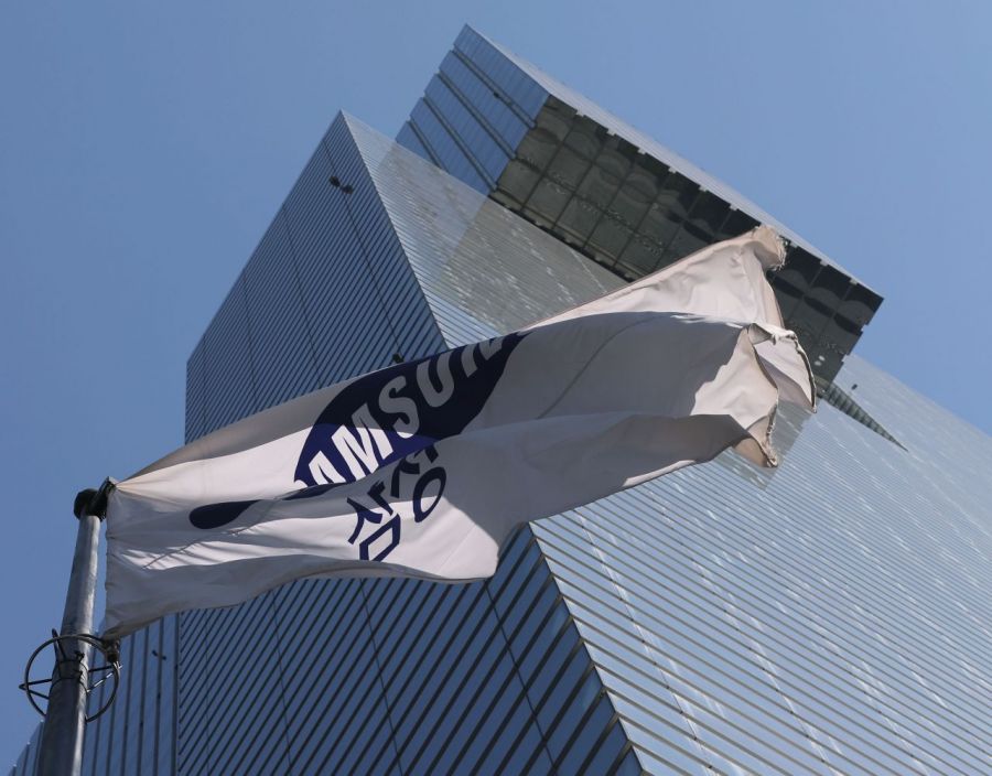 서울 서초구 삼성전자 사옥 모습(왼쪽)과 경기도 이천 SK하이닉스 본사에서 퇴근하는 직원들의 모습. 연합뉴스