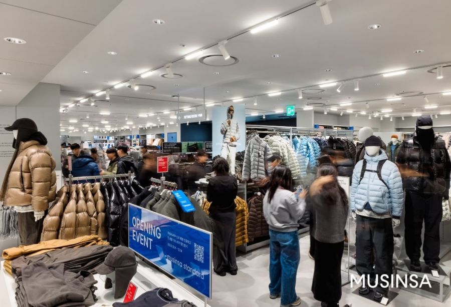 서울 시내 백화점 모습(왼쪽)과 무신사 스탠다드 아이파크몰 용산점에서 쇼핑 중인 고객 모습.