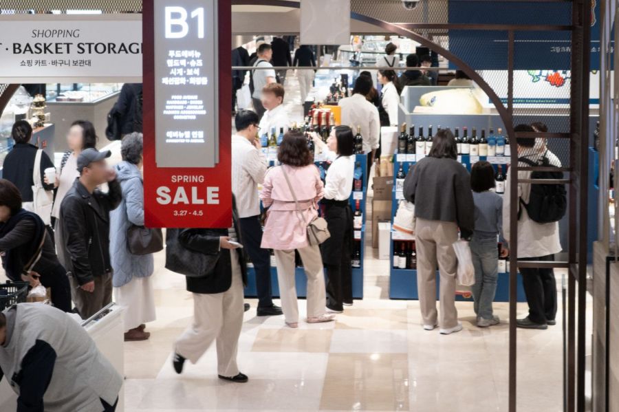 서울 시내 백화점 모습(왼쪽)과 무신사 스탠다드 아이파크몰 용산점에서 쇼핑 중인 고객 모습. 연합뉴스