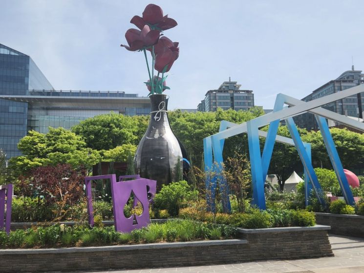 2026고양국제꽃박람회가 오는 24일부터 5월 10일까지 일산호수공원 일원에서 개최된다. 튜립 조각상. 이종구 기자