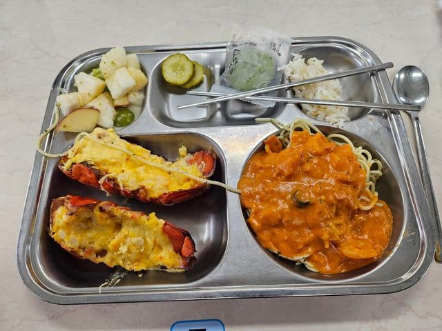 급식으로 나온 랍스터 요리. 레딧.