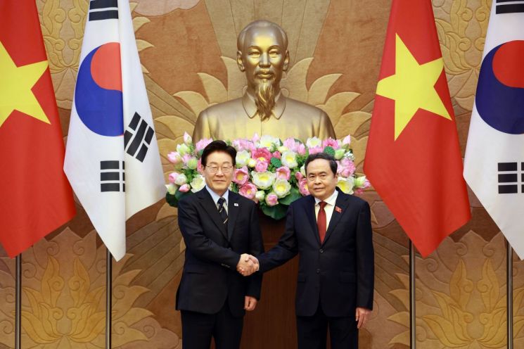 베트남을 국빈 방문 중인 이재명 대통령이 23일(현지시간) 하노이 국회의사당에서 쩐 타인 먼 국회의장과 면담 전 악수 하고 있다. 연합뉴스