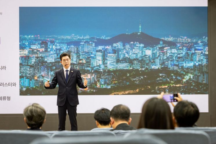 정원오 더불어민주당 서울시장 후보는 23일 오후 국회의원회관에서 'G2 서울 비전 선포식'을 열고 G2 서울 도약을 위한 구체적인 실행 방안 '1·2·3·4 전략'을 제시했다. 정원오 후보 캠프