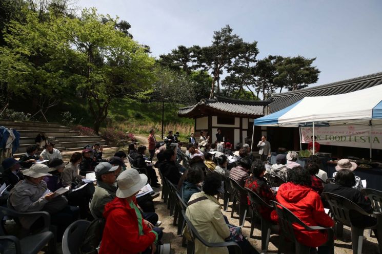 주광덕 남양주시장이 23일 평내동 궁집에서 남양주문화원 주관으로 시민과 함께하는 'K-FOOD 페스타'에서 인사말을 하고 있다. 남양주시 제공