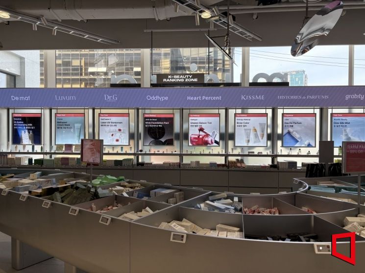 무신사 메가스토어 성수에는 오프라인 매장으로는 최초로 무신사 뷰티가 입점해있다. 자체 PB브랜드 외에도 총 700여개의 뷰티 브랜드가 입점해 체험이 가능하도록 꾸민 것이 특징이다. 권재희 기자