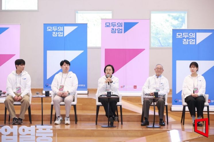 중소벤처기업부 한성숙 장관은 '모두의 창업' 프로젝트 청년층 참여 열기를 확산하고, 대학생들의 의견을 청취하기 위해 22일 충남 아산시 호서대학교를 방문했다. 한성숙 장관(가운데)이 간담회에서 인사말을 하고 있다. 중기부