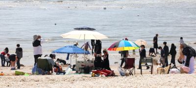 내일(24일) 광주와 전남 지역은 낮 최고기온이 25도까지 오르며 포근한 봄 날씨를 보일 것으로 예보됐다. 사진은 지난 19일 인천 중구 선녀바위 해수욕장을 찾은 시민들의 모습. 연합뉴스