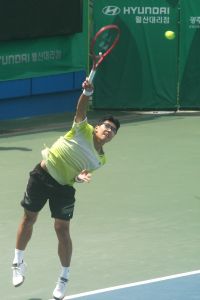 정현이 23일 광주광역시 진월국제테니스장 센터코트에서 열린 2026 광주오픈 국제남자 챌린저 투어 테니스대회 본선 남자 16강전에서 클레망 치드크와 경기하고 있다. 광주테니스협회 제공