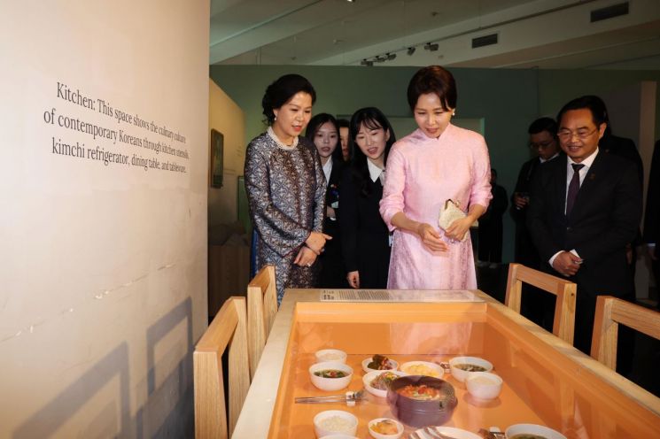 김혜경 여사와 또 럼 베트남 공산당 서기장의 부인 응오 프엉 리 여사가 23일(현지시간) 하노이 민족학 박물관에서 전시물을 관람하고 있다. 연합뉴스