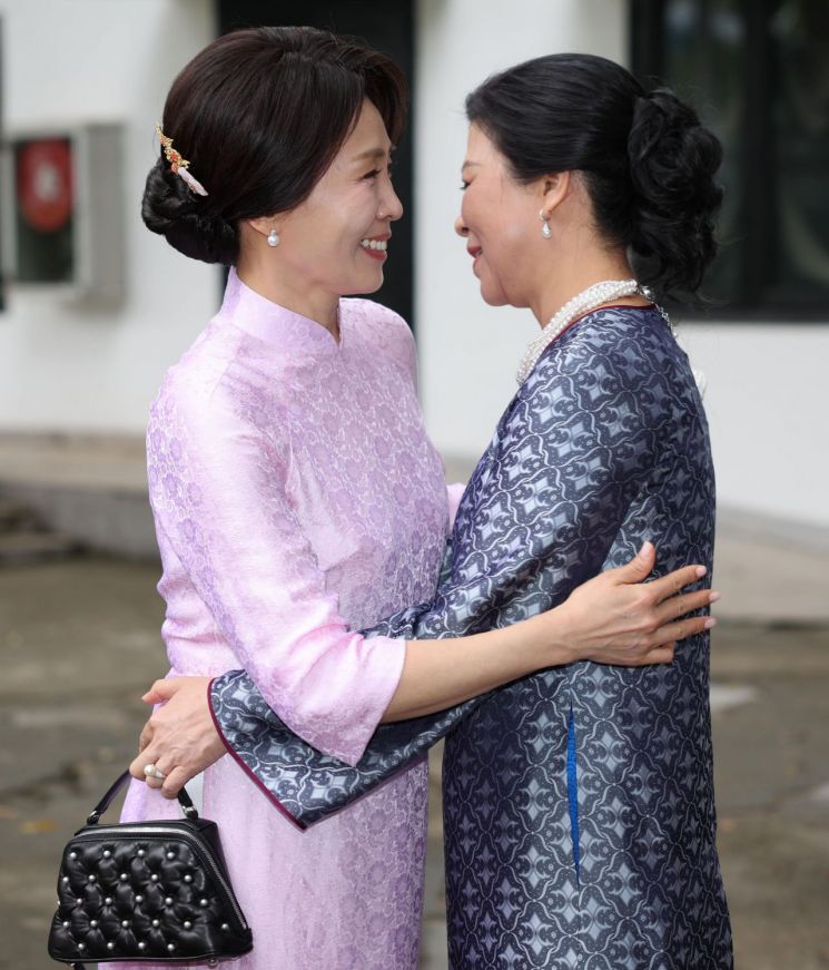 이재명 대통령과 베트남을 국빈 방문 중인 김혜경 여사가 23일(현지시간) 하노이 민족학 박물관에서 열린 배우자 간 친교행사에서 또 럼 베트남 공산당 서기장의 부인 응오 프엉 리 여사와 인사하고 있다. 김 여사가 입은 아오자이는 응오 프엉 리 여사가 선물했다. 연합뉴스