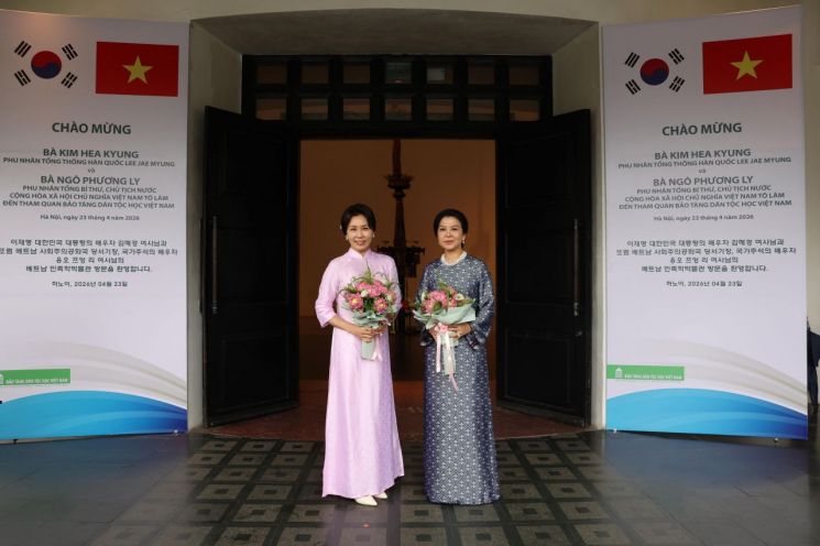 이재명 대통령과 베트남을 국빈 방문 중인 김혜경 여사가 23일(현지시간) 하노이 민족학 박물관에서 열린 배우자 간 친교행사에서 또 럼 베트남 공산당 서기장의 부인 응오 프엉 리 여사와 기념촬영을 하고 있다. 김 여사가 입은 아오자이는 응오 프엉 리 여사가 선물했다. 연합뉴스