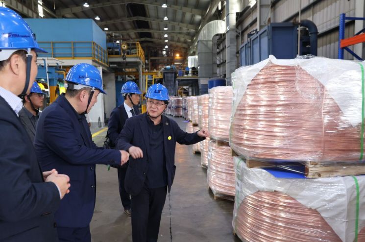 김성환 기후에너지환경부 장관이 지난 22일(현지시간) 베트남 하이퐁 전력·산업·건설용 케이블을 생산하는 LS VINA를 방문하여 주요 제품에 대한 설명을 듣고 생산 과정을 살펴보고 있다. LS전선.
