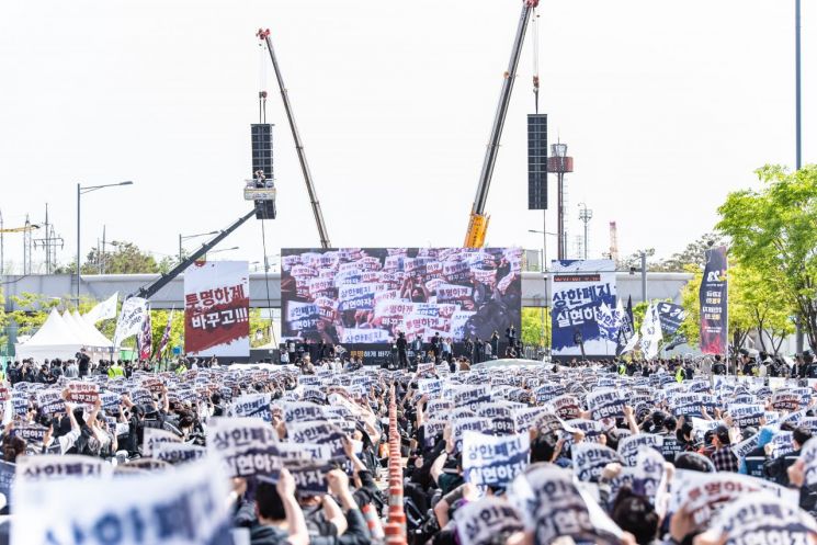 On the 23rd, union members shouted slogans holding placards at the Samsung Electronics Union Joint Struggle Headquarters rally held in front of the Samsung Electronics Pyeongtaek Campus in Pyeongtaek, Gyeonggi Province. Samsung Electronics Union Joint Struggle Headquarters