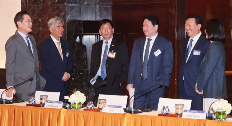 이재용 삼성전자 회장, 정원주 대우건설 회장, 최태원 SK 회장, 신동빈 롯데그룹 회장 등이 23일(현지시간) 베트남 하노이의 한 호텔에서 열린 한-베트남 비즈니스포럼 사전 간담회에서 대화하고 있다. 연합뉴스.