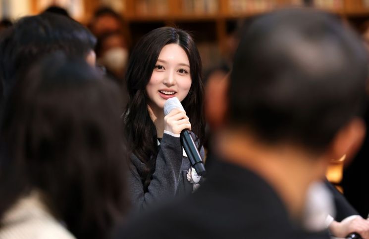 23일 서울 강남구 코엑스 별마당도서관에서 열린 대국민 독서 캠페인 ‘2026 책 읽는 대한민국’ 선포식에 참석힌 그룹 아이브(IVE) 멤버 가을이 캠페인 동반자들과 책에 대한 이야기를 나누고 있다. 문화체육관광부