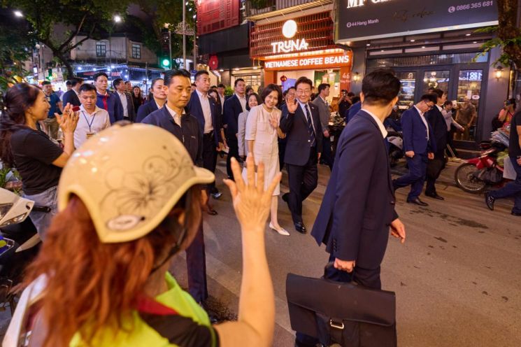 청와대는 베트남을 국빈 방문 중인 이재명 대통령과 김혜경 여사가 23일(현지시간) 하노이 호안끼엠 호수 인근 구시가지에서 산책하는 모습을 24일 SNS에 공개했다. 연합뉴스