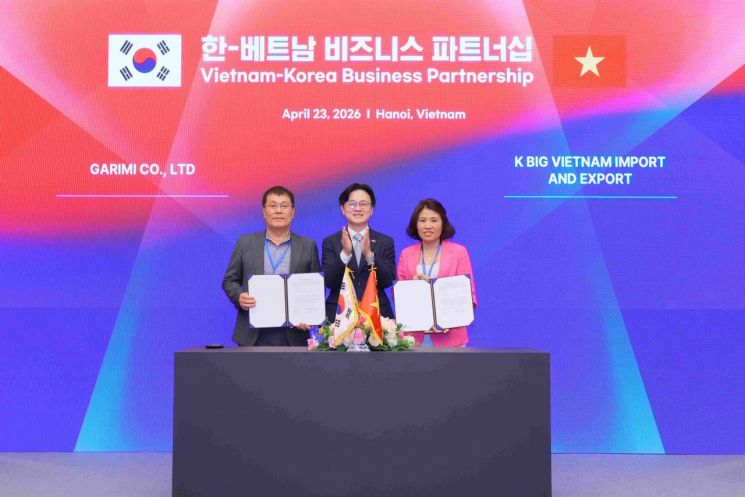 대한무역투자진흥공사(코트라)가 23일 베트남 하노이 국립컨벤션센터에서 ‘한-베트남 비즈니스 파트너십’을 개최했다. 우리 기업은 베트남 바이어와 총 24건, 8209만 달러 규모 수출 계약을 체결했다. (왼쪽부터) 박용철 가리미 회장, 김정관 산업통상부 장관, 부 티 늉(Vu Thi Nhung) 케이빅 대표. 코트라.