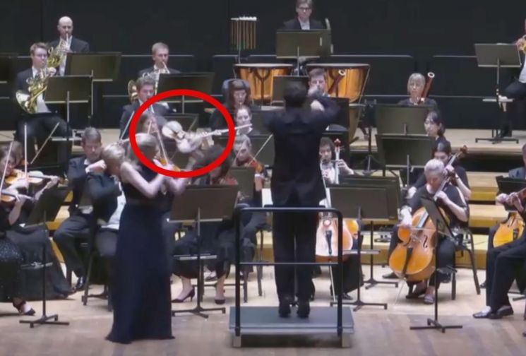 The violin played at the time of the accident was made by the 18th-century Italian maker Giovanni Battista Guadagnini. According to local reports, its value is estimated at 1 million to 3 million euros, equivalent to approximately 1.7 billion to 5.2 billion Korean won. Yle