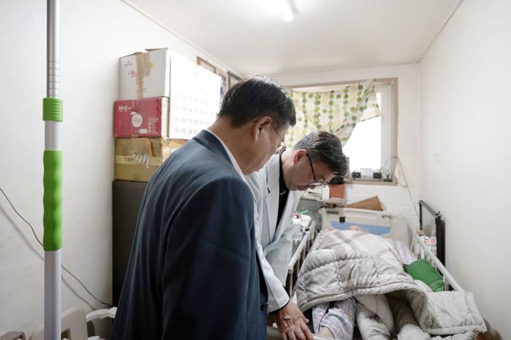 신상진 성남시장이 협약 의료기관 의사와 함께 ‘내집 생애말기 케어 사업’ 대상 어르신 자택을 방문해 건강 상태를 살피고 있다. 성남시 제공