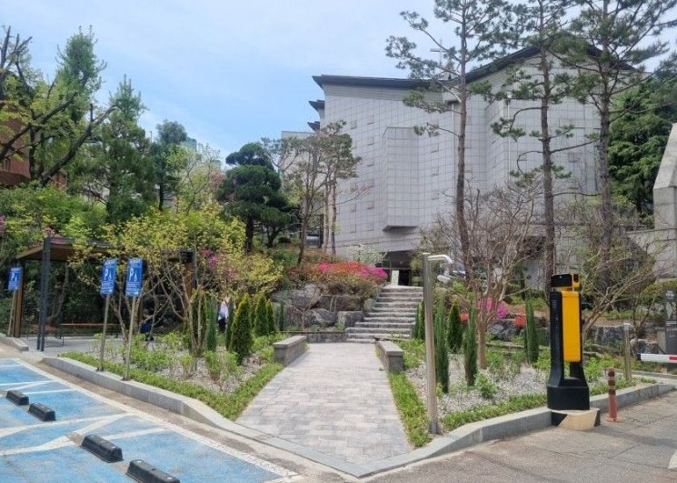 '대학 담장 개방'해 '주민 쉼터'로…서대문구, 도심 정원 조성