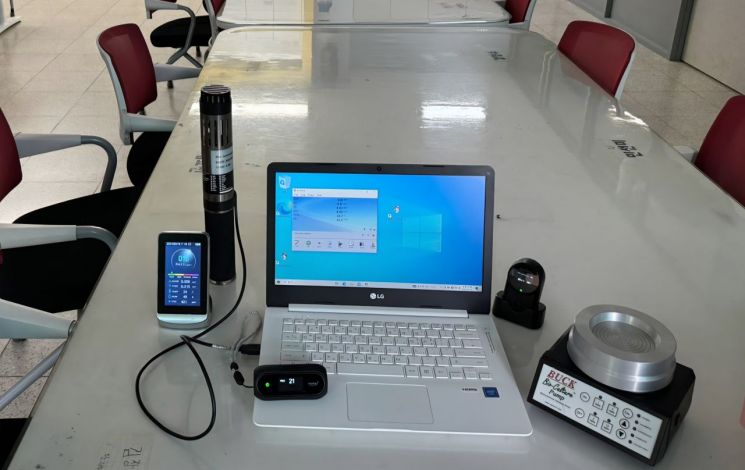 실내공기질 측정(광명장애인직업적응훈련센터 프로그램실). 광명시 제공
