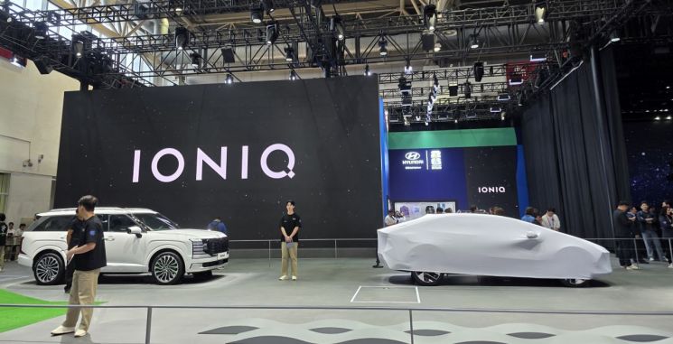 현대차 아이오닉 V가 24일 중국 베이징모터쇼 2026 현대차 부스에서 출시를 앞두고 있다. 베이징(중국)=최영찬 기자