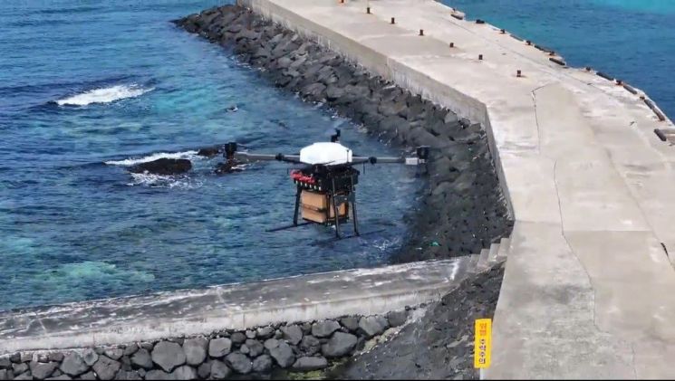 드론이 제주 비양도 인근 도킹스테이션까지 물품을 운송하고 있다. 우주청 제공