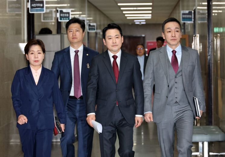 미국 방문 일정을 마친 뒤 20일 새벽에 귀국한 국민의힘 장동혁 대표(오른쪽 두 번째)가 국회에서 열린 최고위원회의에 참석하기 위해 입장하고 있다. 오른쪽부터 김민수 최고위원, 장 대표, 우재준 청년최고위원, 양향자 최고위원. 연합뉴스