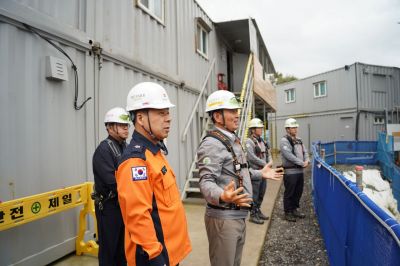 제주특별자치도 소방안전본부는 지난 23일 제주시오등동 소재 오등봉공원 아파트 대형 공사 현장을 방문해화재 안전관리 실태를 직접 점검했다.  제주특별자치도 소방안전본부 제공