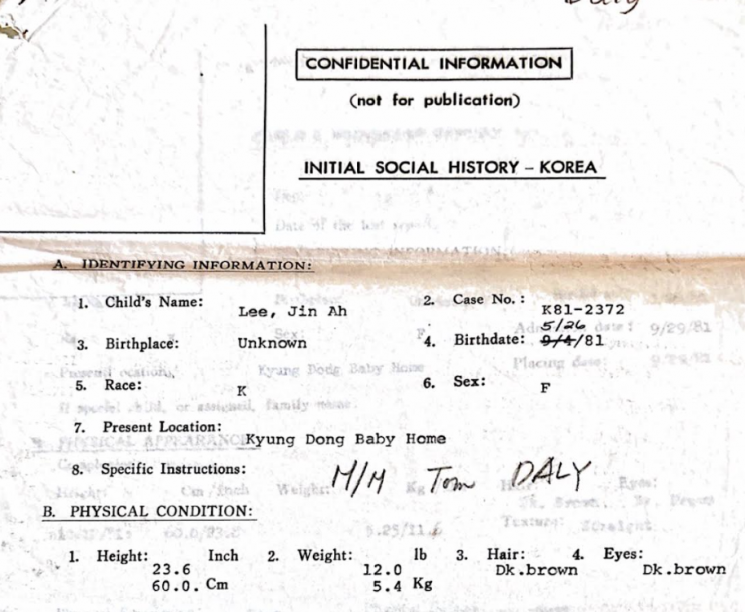 홀트아동복지회가 영문으로 작성한 이진아씨의 입양 서류. 출생일을 적는 칸에 9월 4일이라고 썼다가 5월 26일로 바꾼 흔적이 있다. 이씨는 "과거 해외 입양인들에 대한 기록은 너무나 쉽게 쓰여지고 고쳐졌다"고 말했다. 그는 "신중한 입양 절차였어야 할 일이 마치 사업 거래처럼 이뤄졌다"며 "내가 고국에 남길 바랐던 친어머니의 뜻은 무시됐다"고 했다.