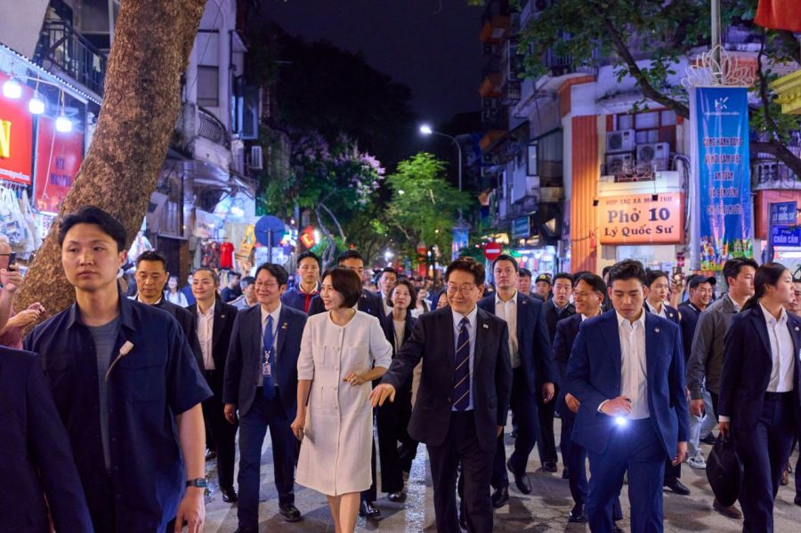 청와대는 베트남을 국빈 방문 중인 이재명 대통령과 김혜경 여사가 23일(현지시간) 하노이 호안끼엠 호수 인근 구시가지에서 산책하는 모습을 24일 SNS에 공개했다.  이재명 대통령 인스타그램