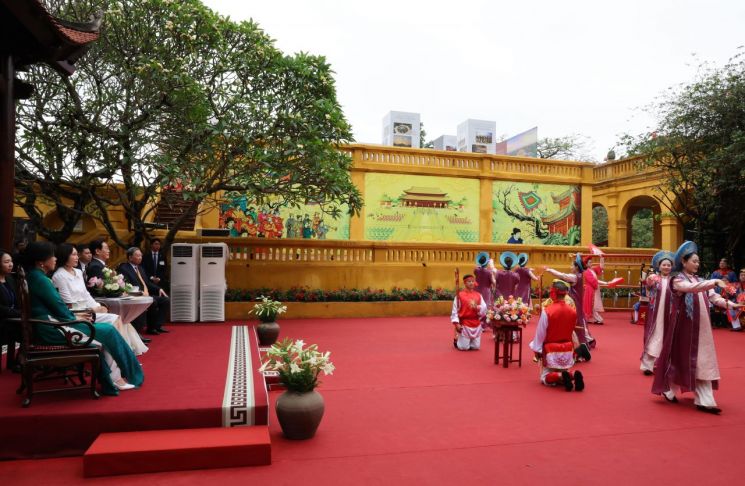 이재명 대통령 부부와 또 럼 베트남 공산당 서기장 겸 국가주석 부부가 24일(현지시간) 베트남 대표 문화 유적인 하노이 탕롱 황성에서 전통 공연을 보고 있다. 연합뉴스