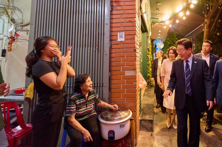 청와대는 베트남을 국빈 방문 중인 이재명 대통령과 김혜경 여사가 23일(현지시간) 하노이 호안끼엠 호수 인근 구시가지에서 산책하는 모습을 24일 SNS에 공개했다.  이재명 대통령 인스타그램