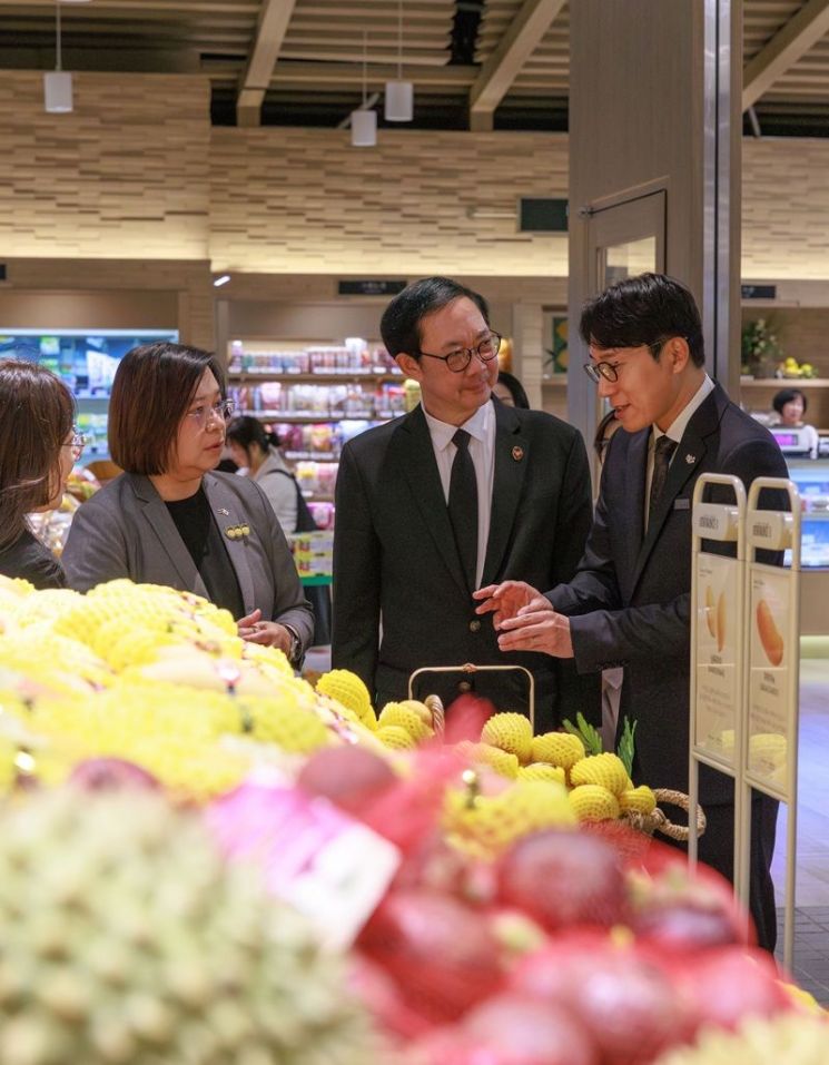 주한태국상무공사관과 현대백화점이 개최한 'Taste of Thailand 2026' 프로모션에서 현지 관계자들이 망고와 두리안, 망고스틴 등 태국산 프리미엄 열대과일을 소개하고 있다.