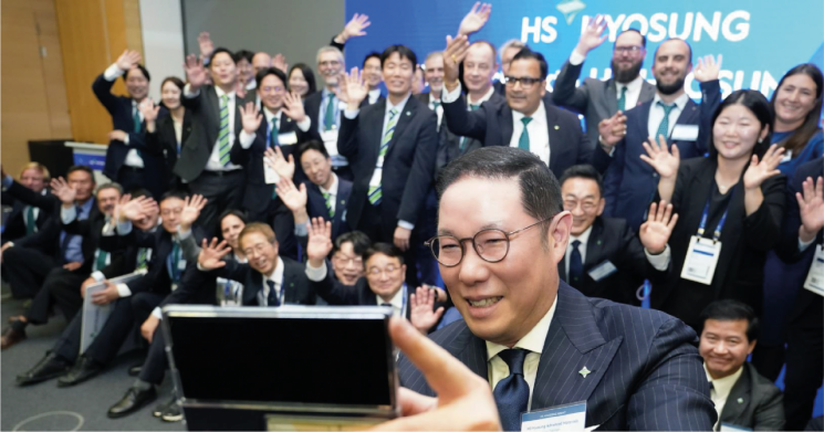 HS Hyosung Vice Chairman Hyun Sang Cho is taking a commemorative photo with attendees and employees at the 'HS Hyosung Night' held during the Techtextil exhibition in Germany on the 22nd (local time). HS Hyosung