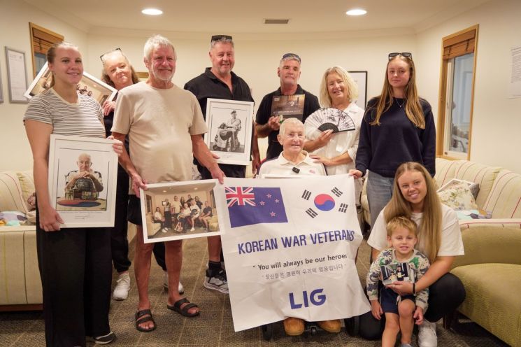 뉴질랜드 참전용사 닐 버트(아랫줄 가운데)와 가족들. LIG 디펜스&에어로스페이스