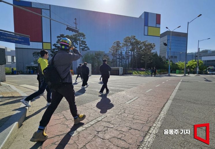 삼성전자 평택캠퍼스가 출근하는 사람들과 끊임없이 들어가는 통근버스로 분주하다.