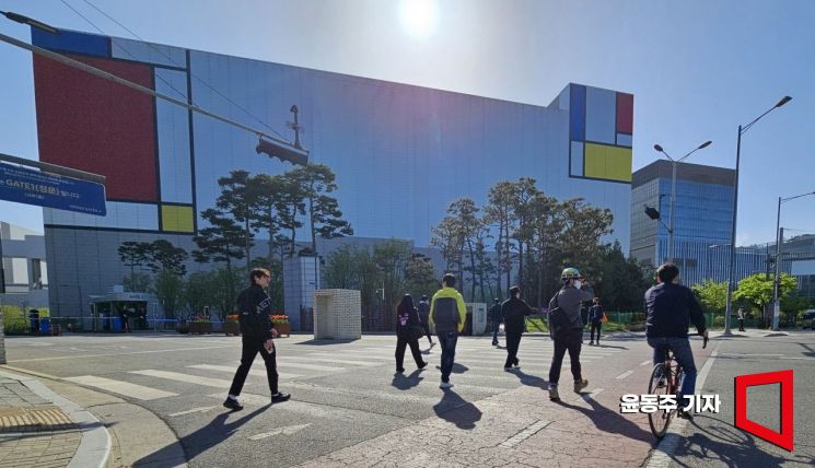 Samsung Electronics Pyeongtaek Campus is bustling with people commuting in and out on continuous shuttle buses. Photo by Dongju Yoon